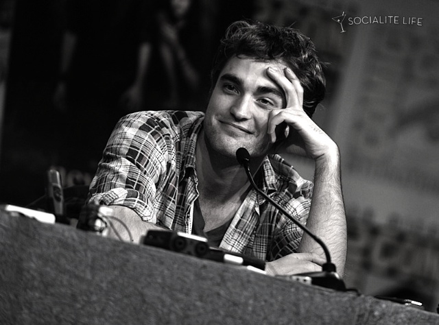 gallery_enlarged-new-moon-robert-pattinson-comiccon-pap-photos-07232009-02