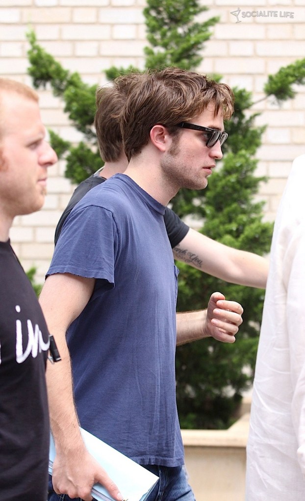 gallery_enlarged-robert-pattinson-remember-me-set-07162009-44