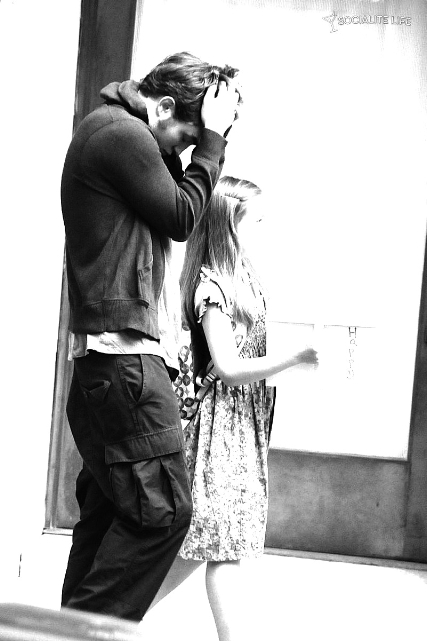 gallery_enlarged-robert-pattinson-remember-me-set-07172009-09