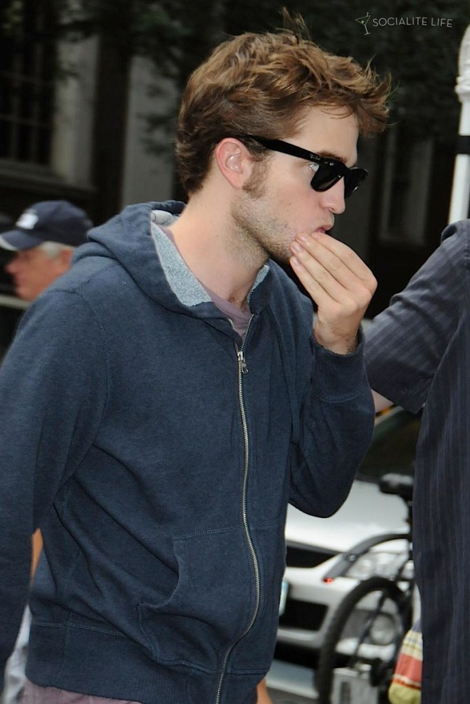 gallery_enlarged-robert-pattinson-remember-me-set-07172009-14