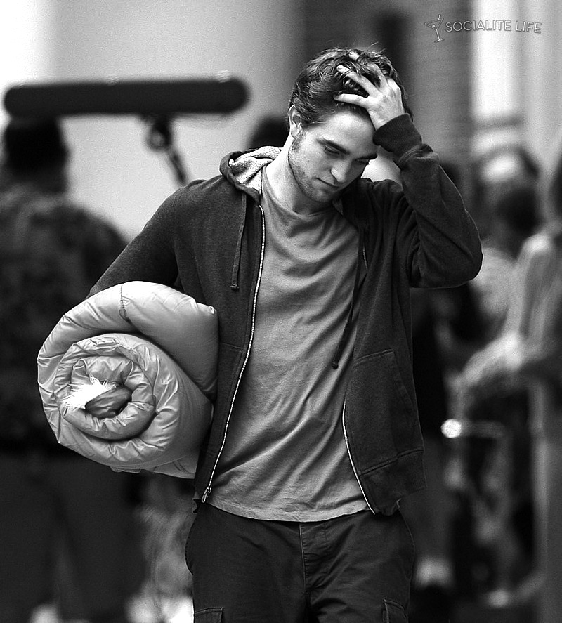 gallery_enlarged-robertpattinson-pink-sleeping-bag-07172009-20-1