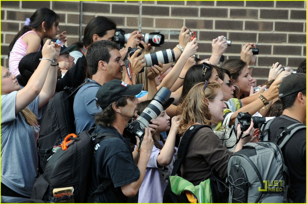 robert-pattinson-emilie-de-ravin-sweet-on-set-10