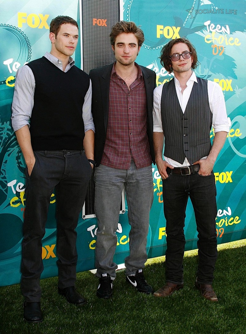 gallery_enlarged-robert-pattinson-teen-choice-awards-8-2009-08102009-14