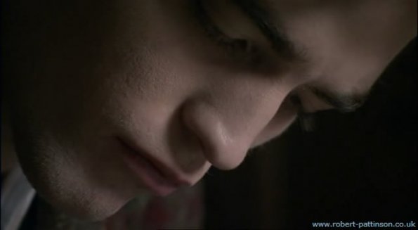 pattinsononline-hauntedairman0174_jpg_595