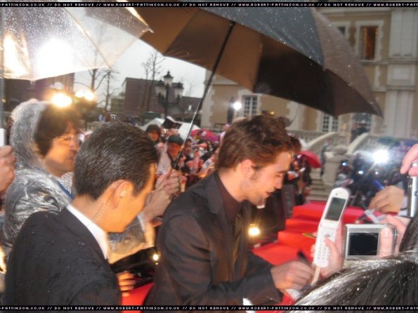 robertpattinson-pattinsononlineexclusive-tokyopremieremiranda001_jpg_595