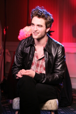 106556_a-handsome-robert-pattinson-talks-with-shaun-robinson-about-new-moon-los-angeles-nov-6-2009