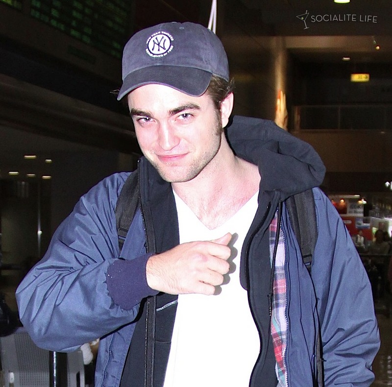 gallery_enlarged-robert-pattinson-japan-11012009-13