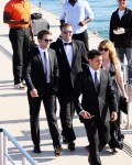 ROBERT PATTINSON steigt in Cannes aus einer Yacht