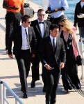 ROBERT PATTINSON steigt in Cannes aus einer Yacht