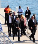 ROBERT PATTINSON steigt in Cannes aus einer Yacht