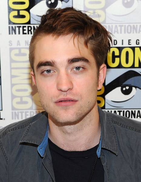 comic-con-breaking-dawn-meet_greet-robert_pattinson-02