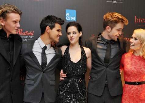 Robert+Pattinson+Myanna+Buring+Breaking+Dawn+vXnEuQ8lkC7l