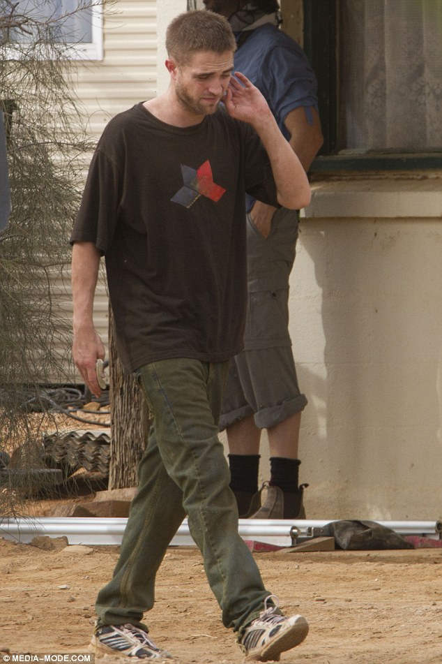 article-2288616-1873AEB7000005DC-734_634x951