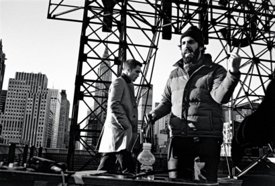 Robert-Pattinson-e-Romain-Gavras-durante-il-making-dello-spot-Dior-Homme_main_image_object