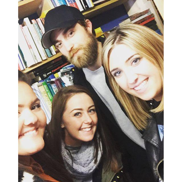 CN5U8XCWwAEMoWI.jpg large